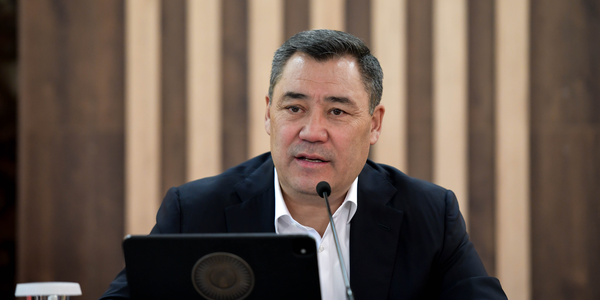 Жапаров поручил вернуть 1 млн сомов экс-чиновнику мэрии Оша, снесшему школу по приказу Ташиева