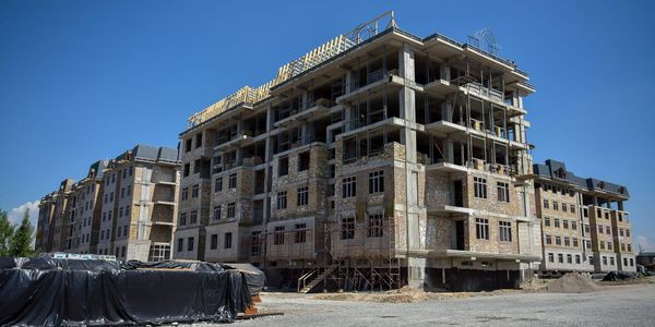 В Узгенском районе строят больницу на 350 коек и жилой комплекс на 970 квартир: когда сдадут объекты