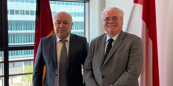 Посол КР Омурбек Текебаев и посол Монако Лоренцо Равано на встрече в Берлине.