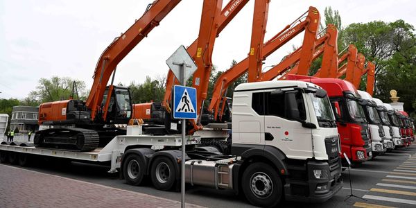 Адылбек Касымалиев передал Службе водных ресурсов 63 единицы спецтехники изображение публикации