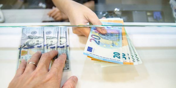 Нацбанк на 10 дней приостановил лицензию обменки «Стимул Аскат» в Бишкеке