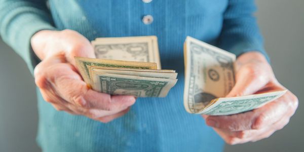 Нацбанк оштрафовал два обменных бюро в Бишкеке на 110 тысяч сомов изображение публикации