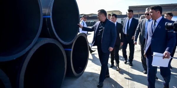 Садыр Жапаров посетил завод «Эл Пласт» и проинспектировал очистку реки Ак-Буура в Оше