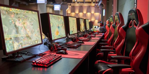 компьютерные клубы Кыргызстан 2026, Салтанат Аманова ЖК, рейды МВД игровые залы, прогулы в школах КР, надзор за интерне-кафе, Economist.kg