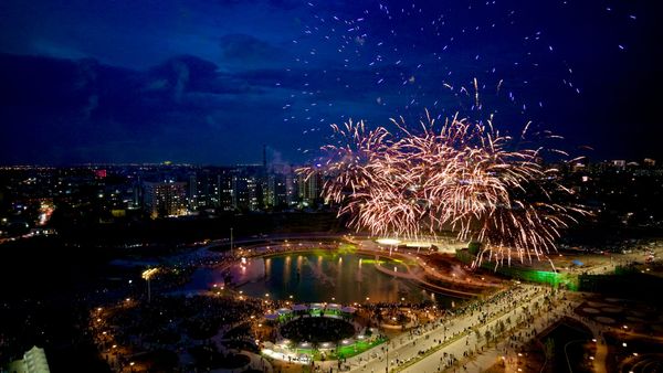 Фейерверк Royal Central Park расцвёл яркими огнями в ночном небе Бишкека, украсив вечер 13 июня 2026 года незабываемыми впечатлениями. 