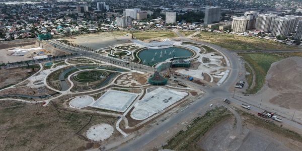 Министр строительства Нурдан Орунтаев на площадке Royal Central Park в Бишкеке