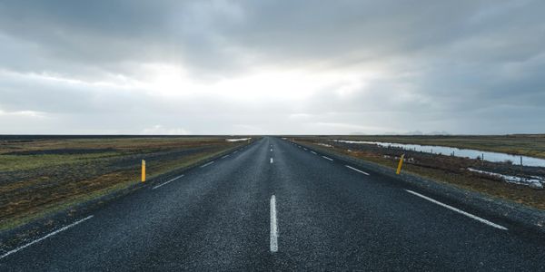 Дорожные работы в Таласской области с использованием битума и минерального порошка для асфальтобетонной смеси.