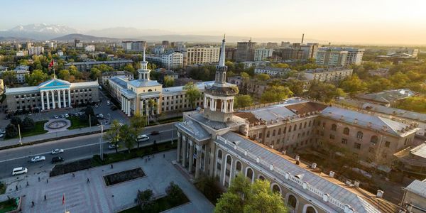 Светофорный перекресток в Бишкеке и безопасность дорожного движения