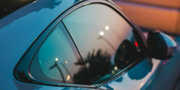 Автомобиль с тонированными боковыми стеклами в Кыргызстане