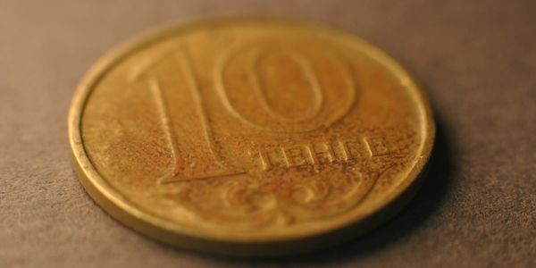 Курс тенге к доллару и ослабление валюты Казахстана в мае 2026 года