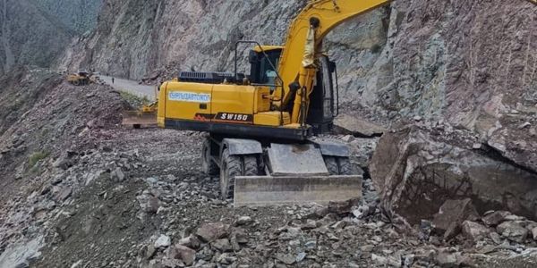 Камнепад на альтернативной дороге Север — Юг в Кыргызстане