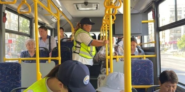 В муниципальном транспорте Бишкека начались рейды против безбилетников изображение публикации