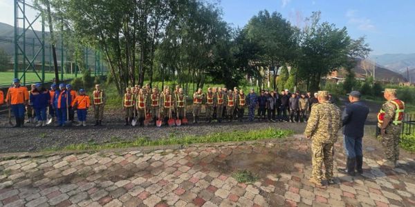 В Алай-Куу после селей расчищают дома, дворы и дорогу к Тереку изображение публикации