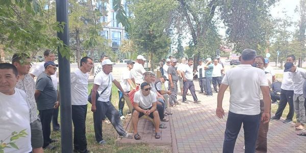 «Работать нельзя, продать — за бесценок»: в Бишкеке митингуют водители праворулек изображение публикации