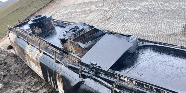 Разлив 5 тонн мазута в Суусамыре: виновника ДТП оштрафовали изображение публикации