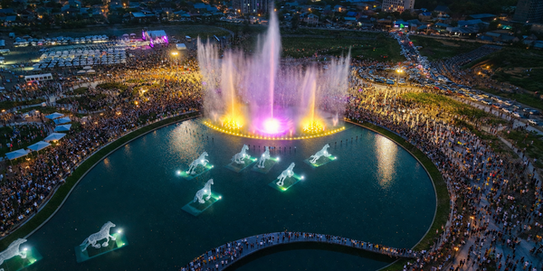 Более 30 000 человек собрались в Royal Central Park, чтобы увидеть крупнейшее шоу музыкальных фонтанов в КР изображение публикации