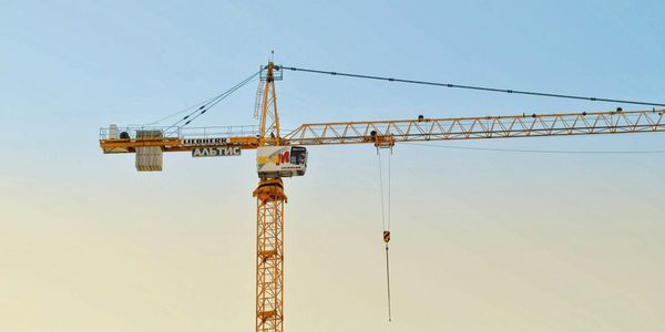 После серии происшествий в КР предлагают ужесточить требования к мобильным кранам изображение публикации