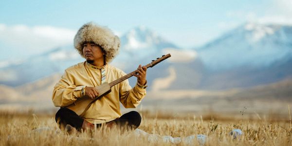 Для музыкальных школ Кыргызстана закупят 1.2 тысячи комузов на 17.6 млн сомов изображение публикации