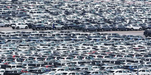 Автомобили ждут отправки за рубеж в порту Пхёнтхэк. Фото: Yonhap.