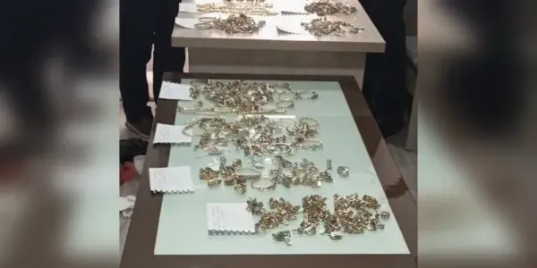 Изъятые контрабандные золотые изделия на 5.2 млрд сумов. Фото: СГБ РУз.