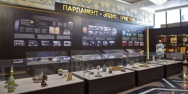 Робот провел Садыру Жапарову экскурсию по новому музею Жогорку Кенеша изображение публикации
