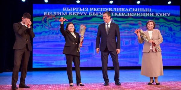 Учитель года в Бишкеке получил квартиру, еще двое — автомобили изображение публикации