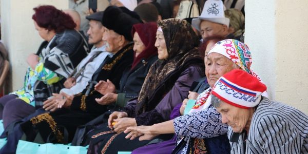 В КР предложили платить тем, кто оставил работу ради ухода за тяжелобольными пожилыми родственниками изображение публикации