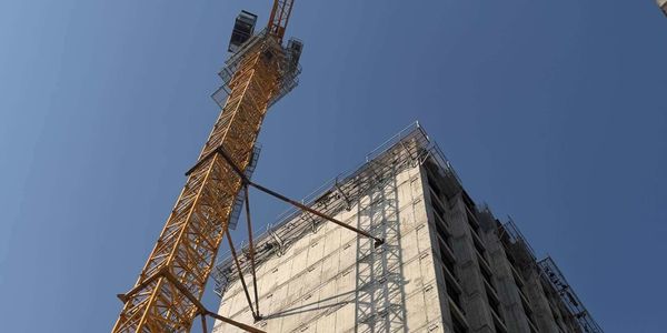 В Бишкеке рабочий забрался на строительный кран — компанию оштрафовали на 200 тысяч сомов изображение публикации