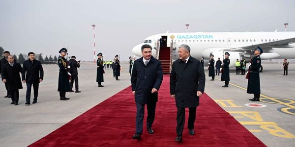 Соседи сверят часы: премьер Казахстана прибыл в Кыргызстан с официальным визитом изображение публикации