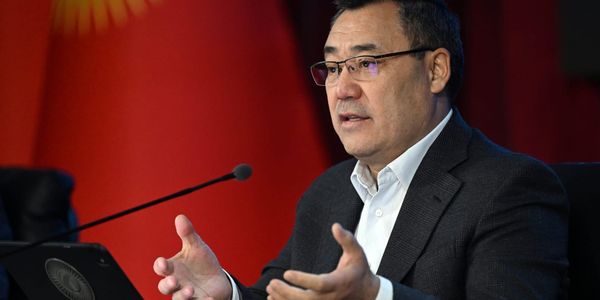 Жители Кадамжая пожаловались Жапарову на проблемы с жильем, дорогами и водой изображение публикации