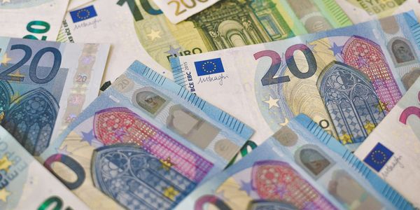 Евро обновил годовой минимум, тенге вырос на 1.56%: курсы на 8 октября изображение публикации