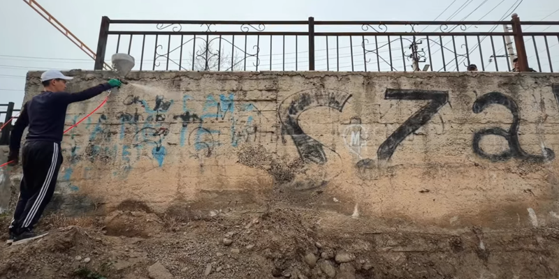 В Оше набережную Ак-Бууры очищают от граффити и незаконных надписей изображение публикации