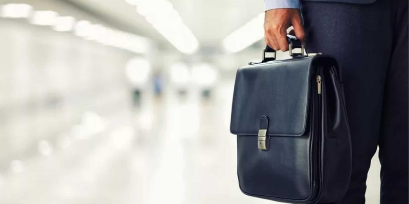 госслужба Кыргызстан 2026, Садыр Жапаров закон, работа в ЕАЭС стаж, муниципальная служба КР, назначение без конкурса, закон о госслужбе КР поправки.