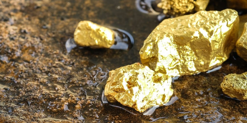 цена на золото 2026, перемирие США и Ирана, ФРС инфляция золото, мировые рынки драгметаллов, золото Reuters