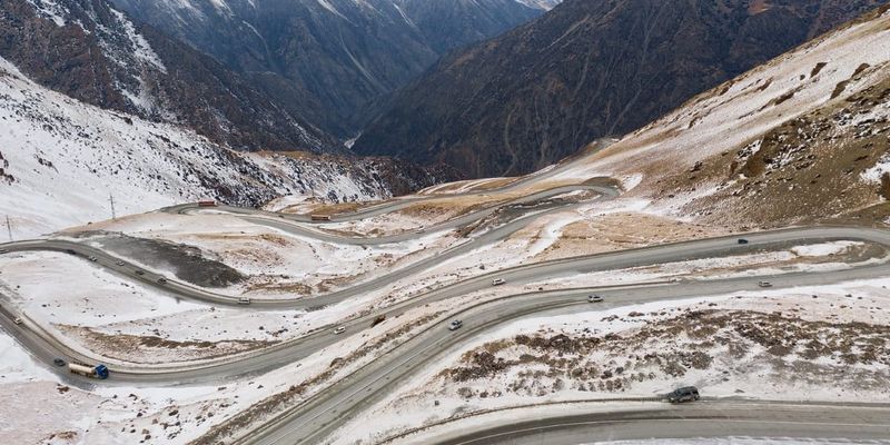 На перевале Тоо-Ашуу ввели ограничения для большегрузов