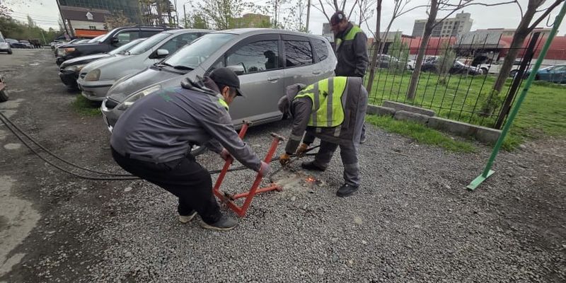 Шлагбаумы вне закона: В Бишкеке массово сносят ограждения, нарушающие дизайн-код