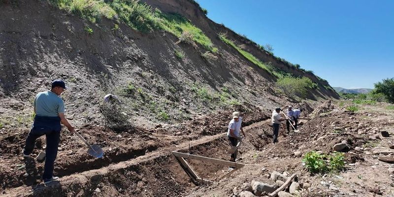 В Базар-Коргоне бетонируют канал Беш-Бадам для орошения 220 гектаров земель