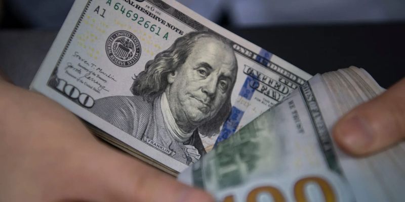 Укрепление сума: доллар США демонстрирует волатильность на торгах в Узбекистане