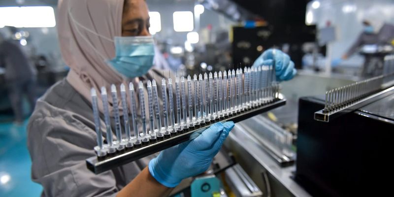 завод Медимпекс Ош, Садыр Жапаров Ошская область апрель 2026, производство медицинских изделий Кыргызстан, шприцы сделано в КР, роботизированные заводы Кыргызстана