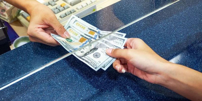 Нацбанк приостановил лицензии пяти обменных бюро у КПП «Достук» изображение публикации