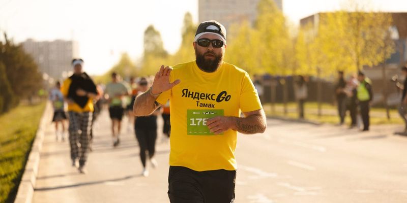 Курьеры партнеров сервиса «Еда» в Яндекс Go приняли участие в весеннем забеге Jaz Demi