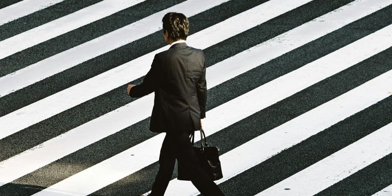 Зарплаты как в бизнесе и ИИ-рекрутинг: КР меняет правила госслужбы до 2030 года