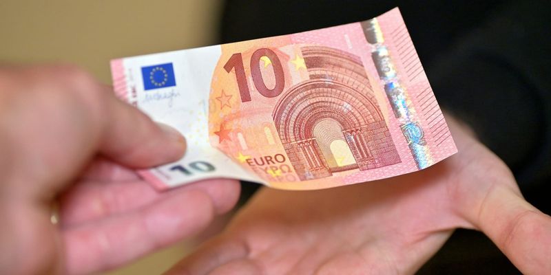 Нацбанк Кыргызстана приостановил лицензии двух обменок в Бишкеке и оштрафовал нелегалов изображение публикации