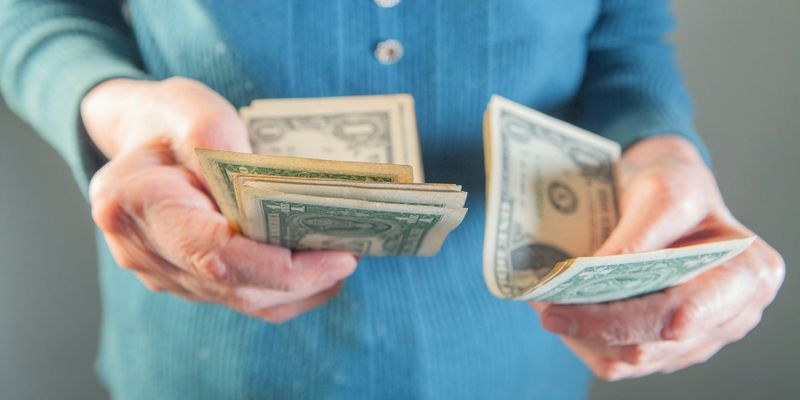 Нацбанк оштрафовал два обменных бюро в Бишкеке на 110 тысяч сомов изображение публикации