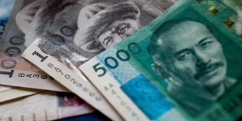 Надбавки до 50% и плюс 15 тысяч сомов: госслужащим Кыргызстана поднимут выплаты с 1 сентября изображение публикации