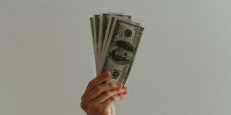 Нацбанк приостановил лицензии трех обменных бюро в Бишкеке изображение публикации