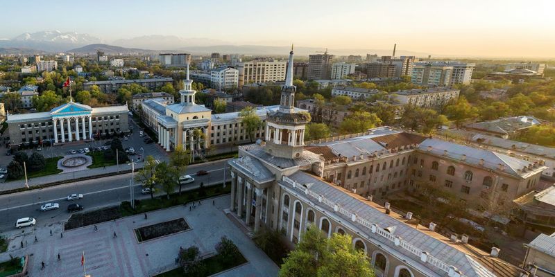 Светофорный перекресток в Бишкеке и безопасность дорожного движения