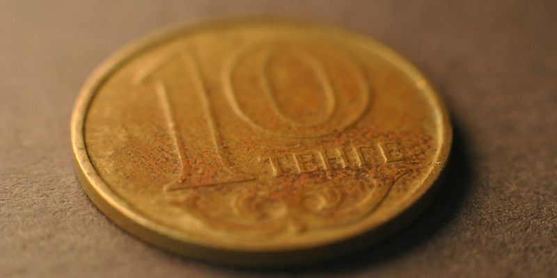 Курс тенге к доллару и ослабление валюты Казахстана в мае 2026 года