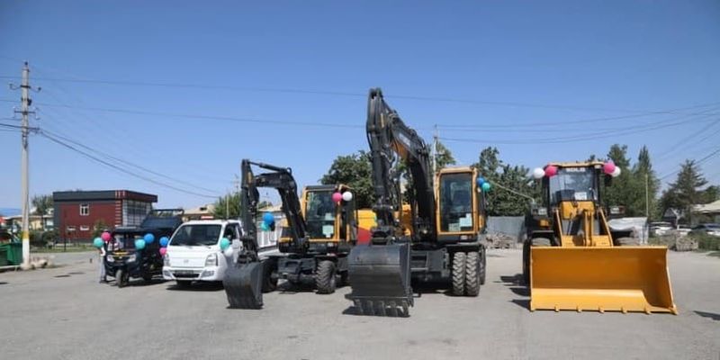 Муниципальный автопарк Баткена пополнили новой спецтехникой изображение публикации