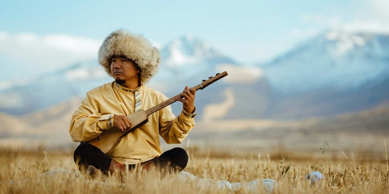 Для музыкальных школ Кыргызстана закупят 1.2 тысячи комузов на 17.6 млн сомов изображение публикации